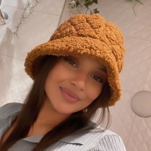 Meet your Posher, Mia